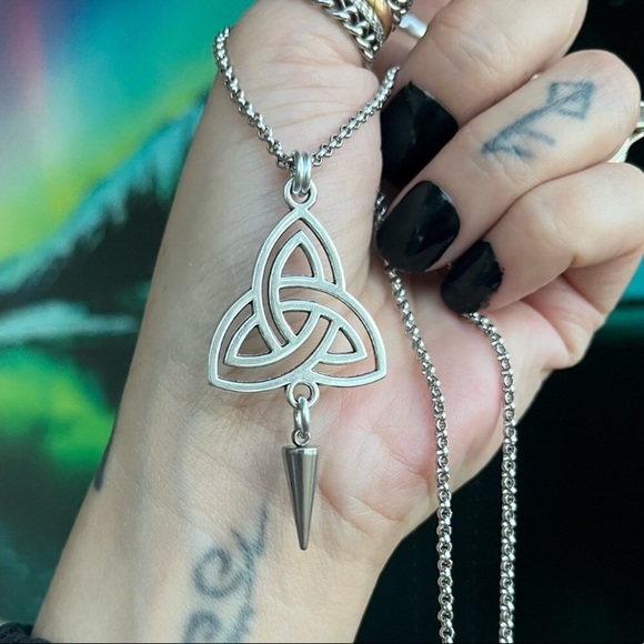 Celtic knot with silver spikes set ( necklace + earrings ) Celt goth triquetra - Picture 2 of 7